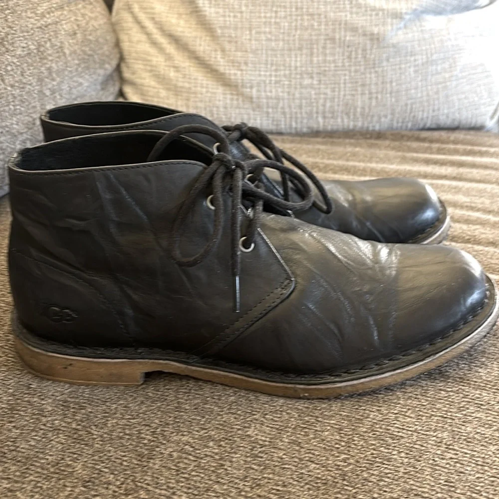UGG Men's Black Leather Chukka‎ Boots Size 9